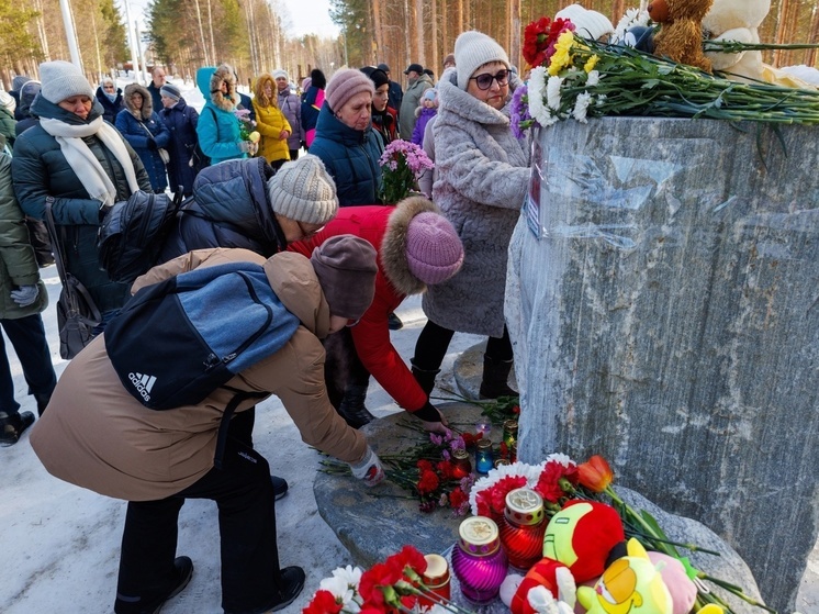 В Полярных Зорях зажигают свечи в память о жертвах теракта в «Крокусе»