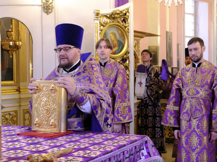 Гатчинский и Лужский епископ Митрофан провел литургию по жертвам теракта в Подмосковье