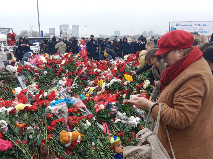«Быть здесь мой долг»: москвичи прощаются с жертвами теракта в «Крокус Сити»