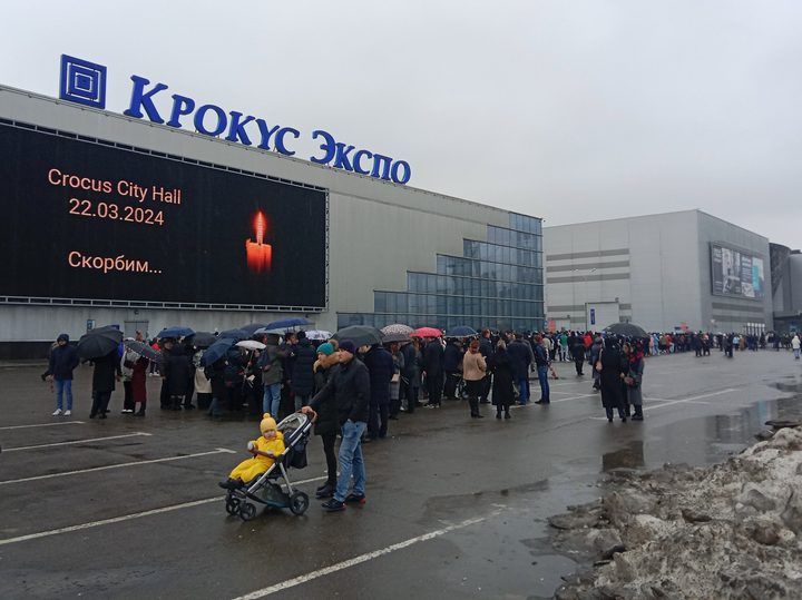 «Быть здесь мой долг»: москвичи прощаются с жертвами теракта в «Крокус Сити»