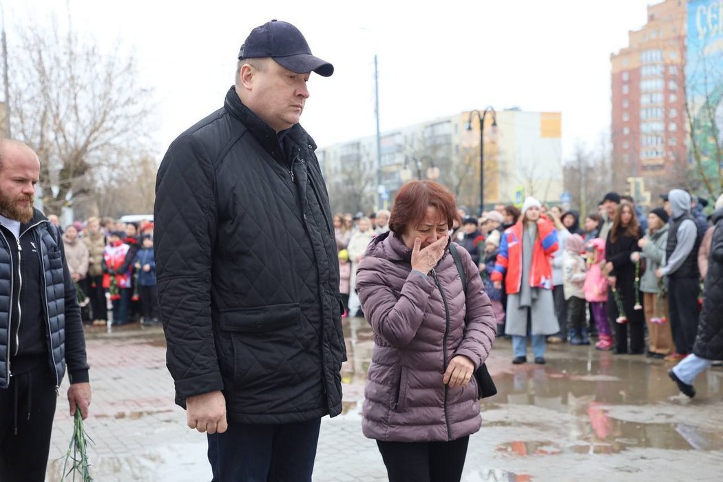 Жители Серпухова в знак скорби о жертвах теракта в «Крокус Сити» возложили цветы