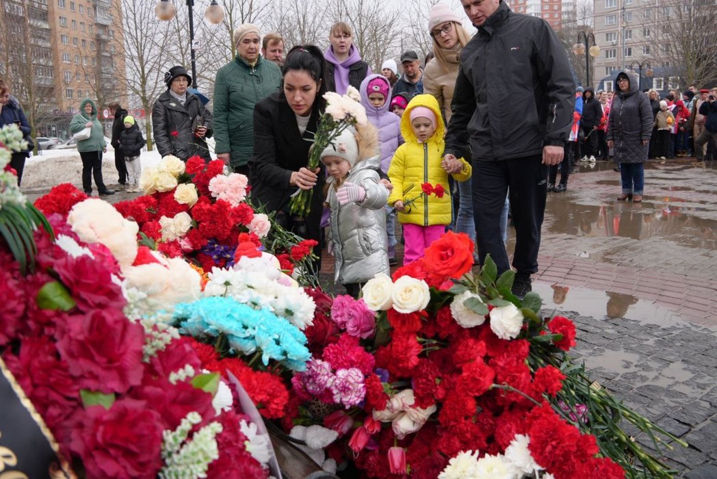 Жители Серпухова в знак скорби о жертвах теракта в «Крокус Сити» возложили цветы