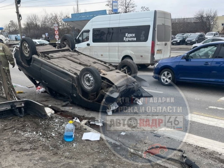 На улице Энгельса в Курске в опрокинувшейся легковушке пострадала женщина