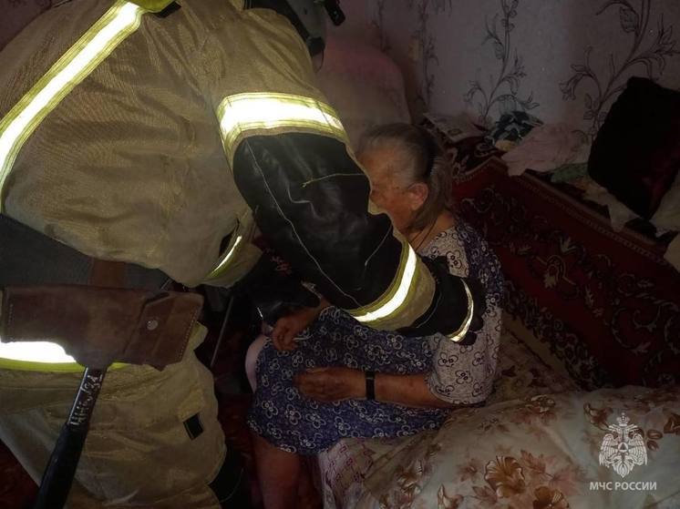 Пожарные оказали помощь 89-летней жительнице Моздока, запертой в квартире