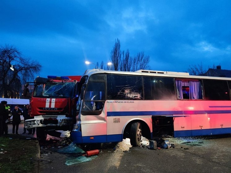 В Пятигорске автобус с детьми столкнулся с пожарной машиной, есть пострадавшие