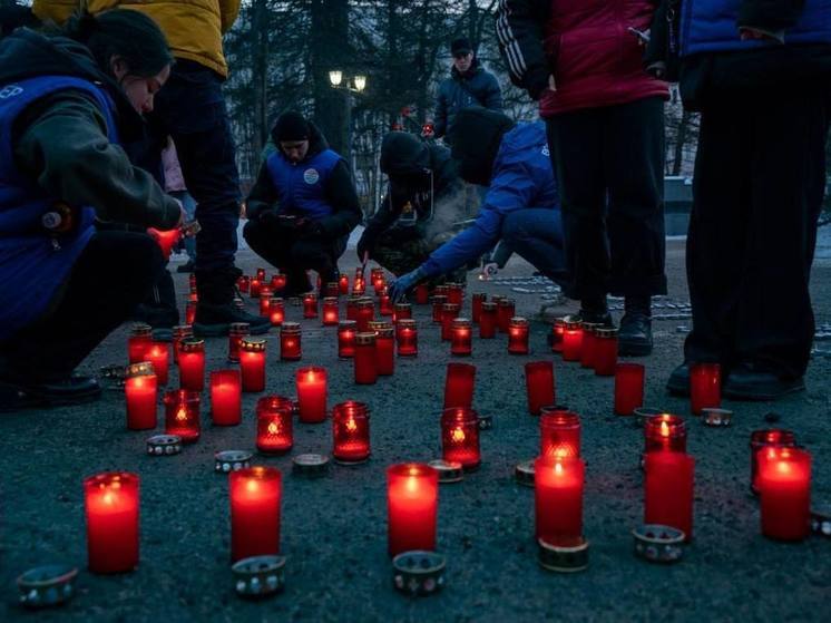 Свечи и журавли на экранах: мурманчане скорбят по жертвам теракта в «Крокусе»