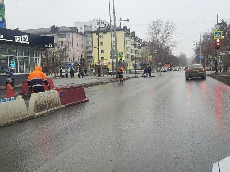 В Тюмени на одной из центральных улиц обвалился асфальт