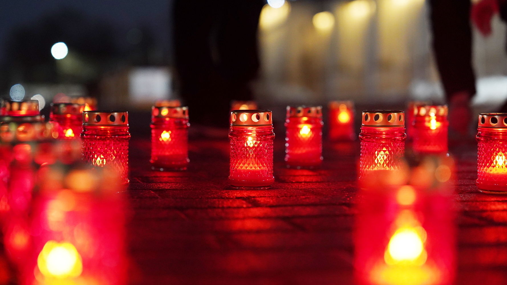 Надпись из 350 свечей выложили волонтеры в центре Вологды в память о погибших в «Крокус Сити Холле»