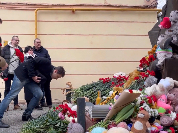 До позднего вечера воронежцы несли цветы в память о погибших в «Крокус Сити»