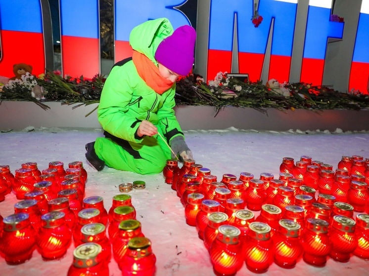 В Ноябрьске и Надыме зажгли свечи в память о жертвах теракта в Подмосковье