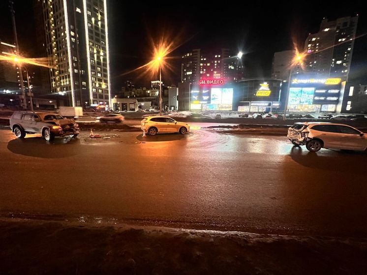Трое взрослых и ребенок пострадали в аварии в Новосибирске