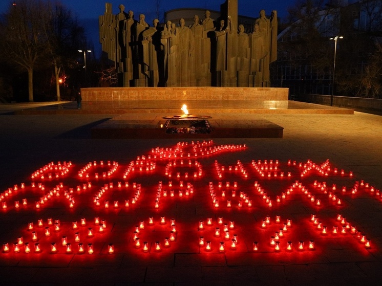На площади Победы в Воронеже зажгли свечи в память о погибших в «Крокусе»