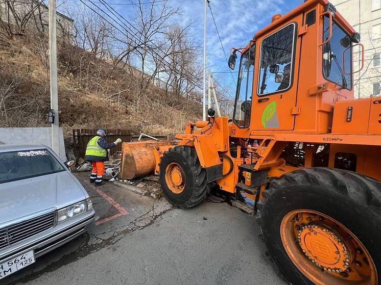 Работы по ликвидации свалок и уборке улиц проходят во Владивостоке