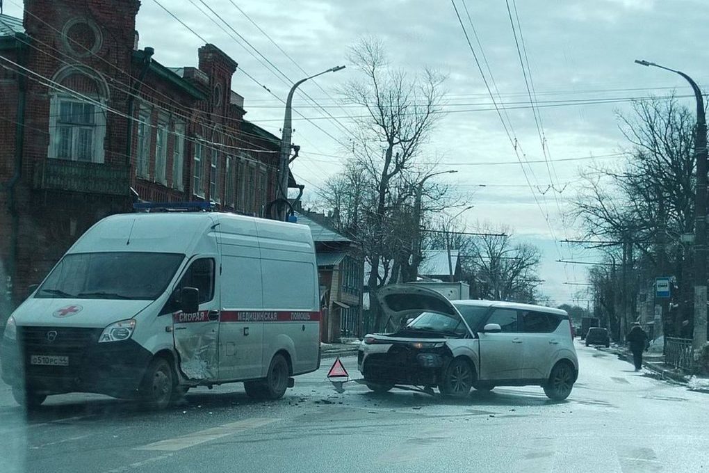 В Костроме столкнулись иномарка и карета «скорой помощи»