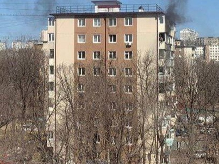 Мужчину спасли с балкона горящей квартиры в многоэтажке во Владивостоке