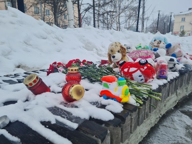 В Охе появился стихийный мемориал в память о жертвах теракта в «Крокусе»