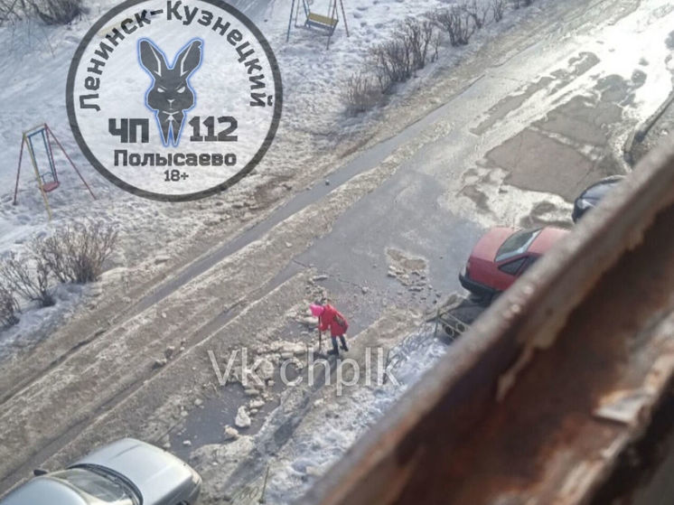 Юная горожанка организовала уборку льда во дворе жилого дома в Ленинске-Кузнецком