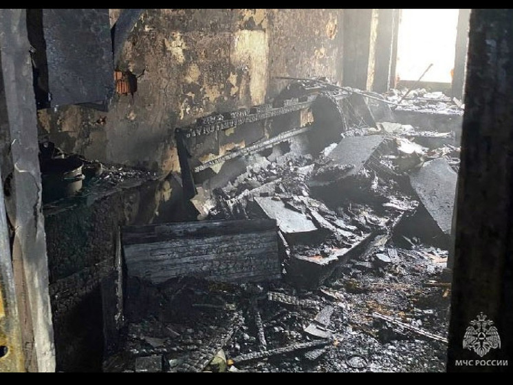 Мужчина погиб на пожаре в Череповце, 19 человек спасли огнеборцы из задымленного подъезда