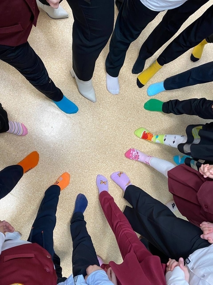 Калмыцкие школьники присоединились к флешмобу «Разные носки»