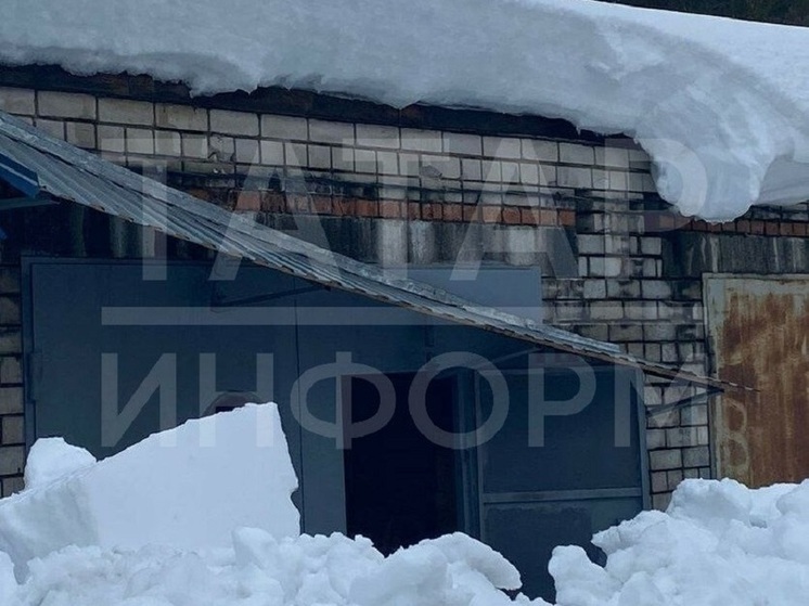 Татарстанец оказался в больнице после падения наледи с крыши гаража