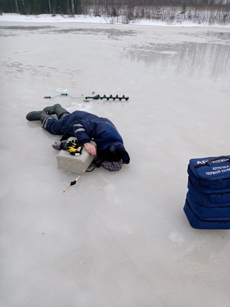 Рыбака без сознания нашли на озере в Карелии