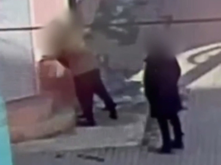 Мужчина избил знакомого на улице в Чите и забрал у него деньги
