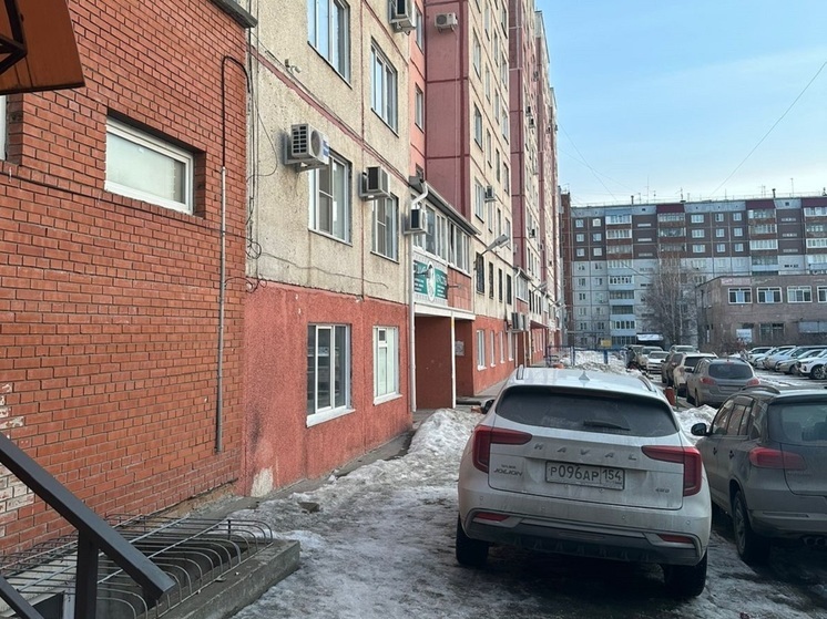 Барнаульцев возмутил автомобиль, припаркованный вплотную к многоэтажке