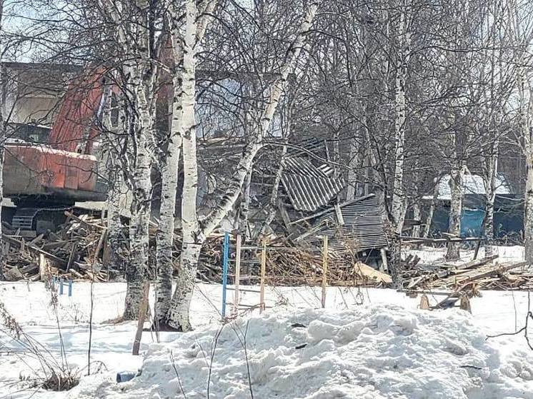 В Поронайске преступили к сносу аварийного жилья