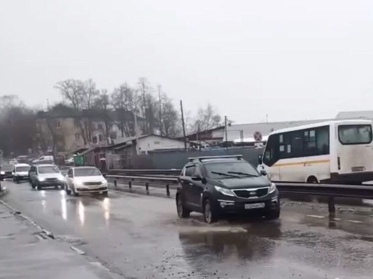 Жители Люберец пожаловались на опасные лужи в городе