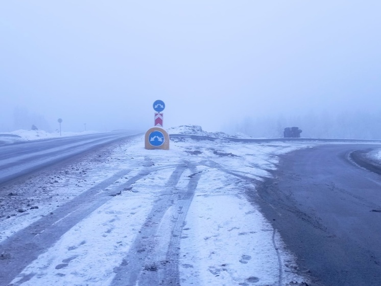 Огромный внедорожник по мокрому снегу ушел в кювет на трассе в Карелии