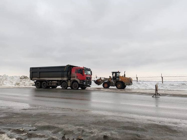 В Омске дорожники вывозят снег с возможных мест подтоплений
