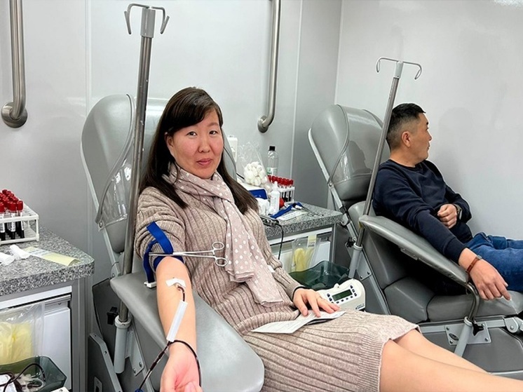 Мобильный центр крови продолжает работу в районах Калмыкии