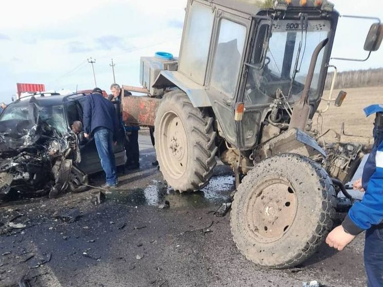 На брянской трассе под Жирятино трактор смял легковушку