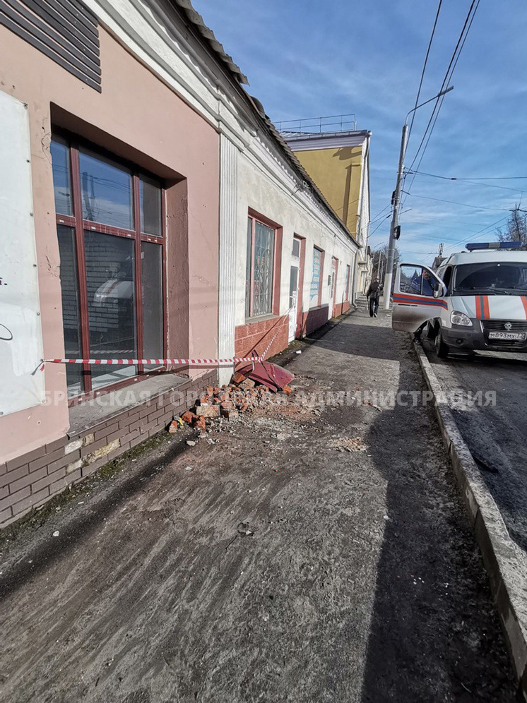 С крыши дома в Советском районе Брянска рухнул крпич