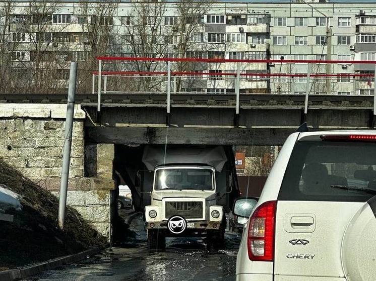 В Пензе под мостом застрял грузовик