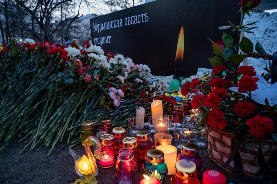 Боль не утихает: северяне продолжают нести цветы в память о жертвах теракта в «Крокусе»