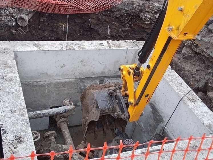 В Токмаке завершаются ремонтные работы водопровода на Революционной