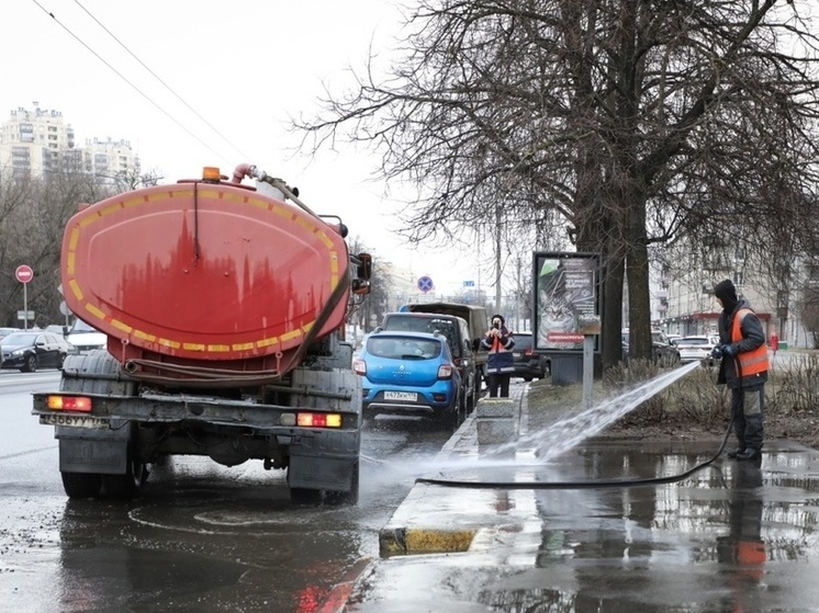 В Петербурге коммунальщики начали масштабную мойку улиц