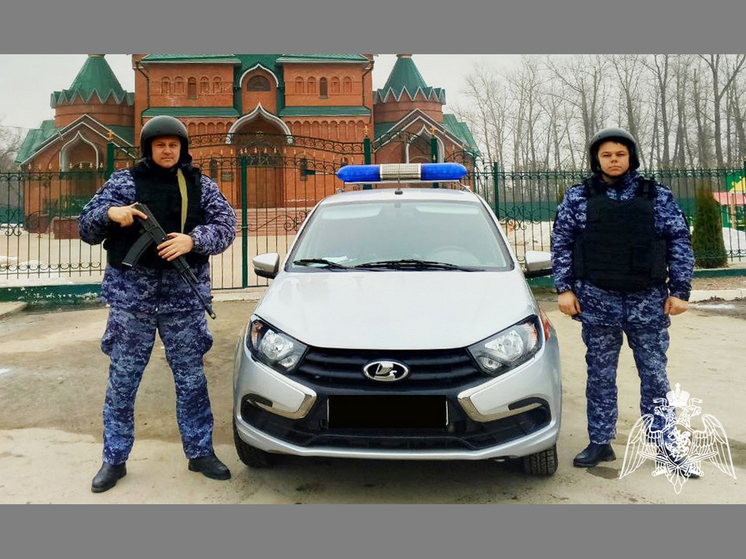 Сотрудники Росгвардии задержали на улице под Воронежем вооруженного гражданина