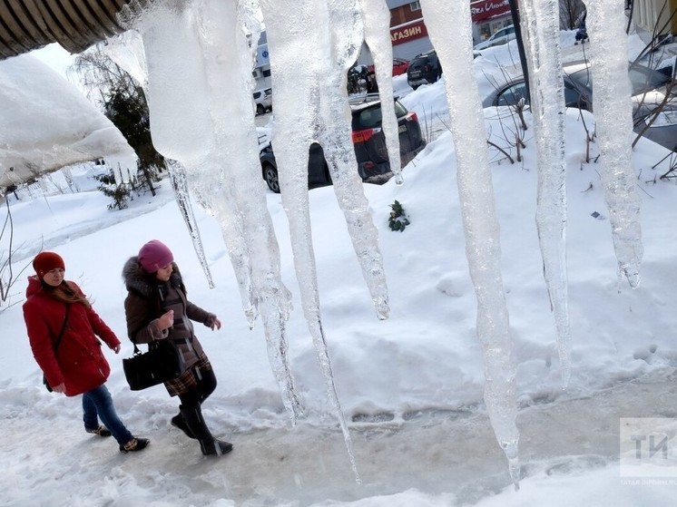 В двух районах Казани упали глыбы льда с крыш на мужчину и женщину