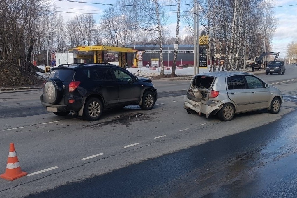 При столкновении на улице Костромской «Тойоты» и «Хендая» пострадал 7-летний пассажир