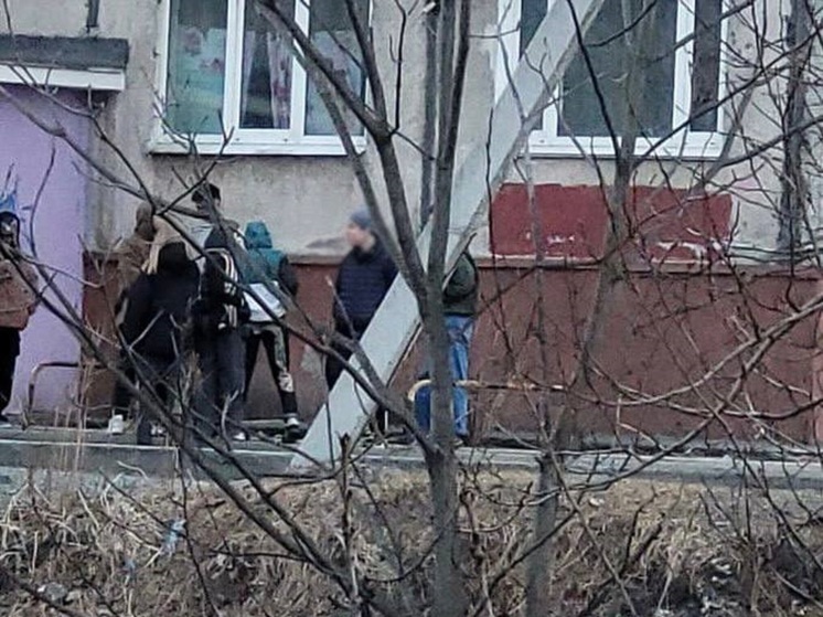 Во Владивостоке вооруженные подростки расстреляли автомобиль