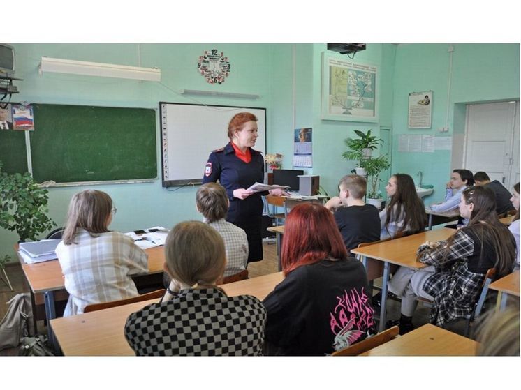 В Смоленске полицейские рассказали старшеклассникам о вреде наркотиков