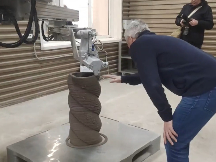 Сотню ваз из бетона напечатали на 3D-принтере в Карелии