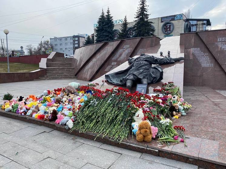В Курске ставшая стихийным мемориалом по жертвам теракта «Скорбящая мать» утонула в цветах