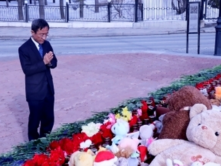 В Южно-Сахалинске генконсул Японии возложил цветы в память о жертвах «Крокуса»