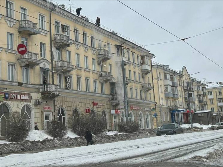 В мэрии Новокузнецка прокомментировали нахождение рабочих без страховки на крыше дома