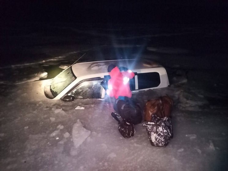 Автомобиль провалился под лёд на Малом Море Байкала