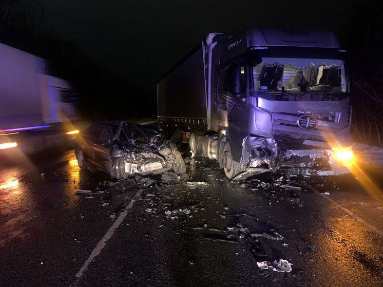 Под Ачинском произошло смертельное ДТП с грузовиком и иномаркой