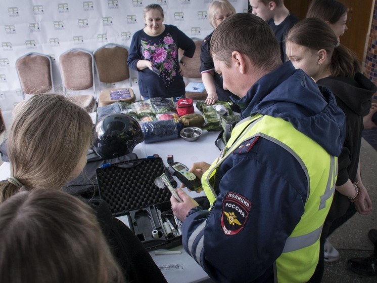 Более 80 ярославских кадетов пообщались с полицейскими